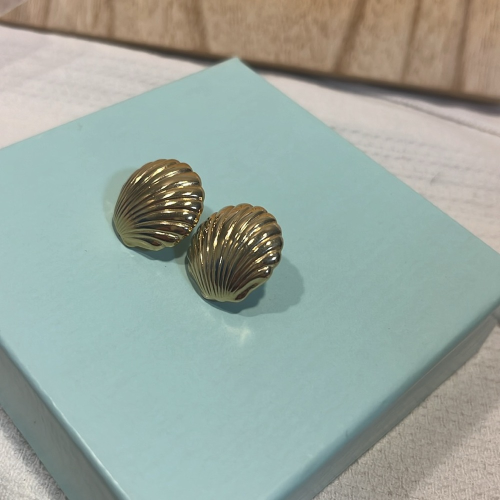 015 Avon gold shell stud earrings signed